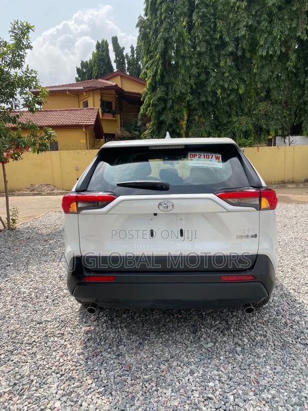 Toyota RAV4 XLE AWD 2024 White photo 2