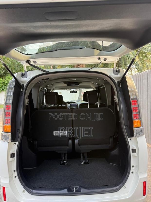 Toyota Voxy 2016 White photo 5