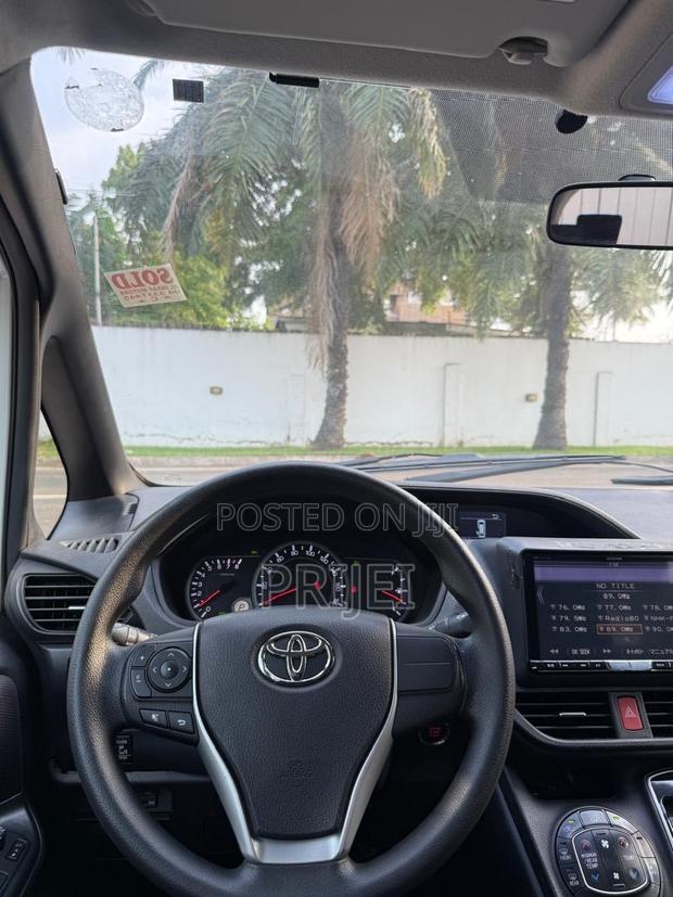 Toyota Voxy 2016 White photo 2