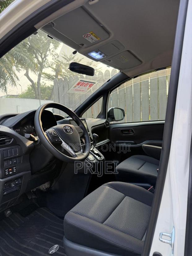 Toyota Voxy 2016 White photo 3