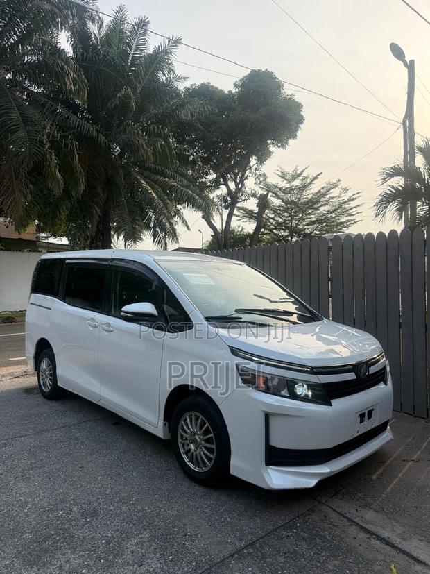 Toyota Voxy 2016 White photo 6