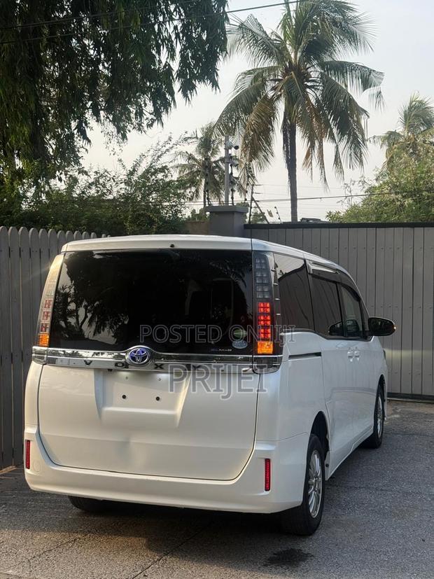 Toyota Voxy 2016 White photo 7