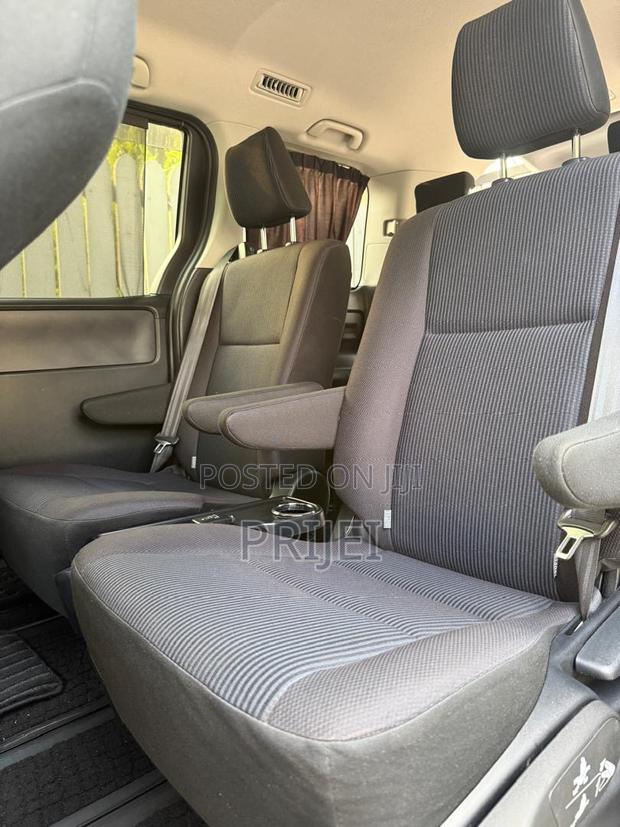 Toyota Voxy 2016 White photo 4