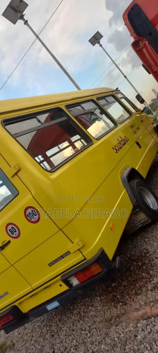 Mercedes-Benz T2 2009 Yellow