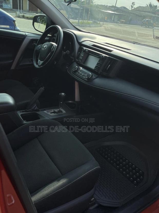 Toyota RAV4 XLE 4dr SUV (2.5L 4cyl 6A) 2018 Red photo 5