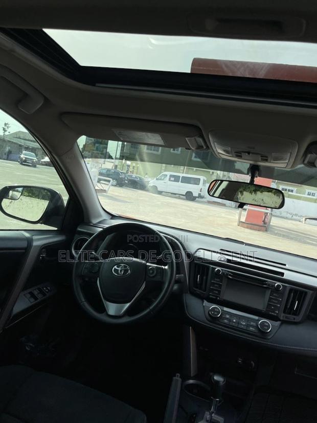 Toyota RAV4 XLE 4dr SUV (2.5L 4cyl 6A) 2018 Red photo 2