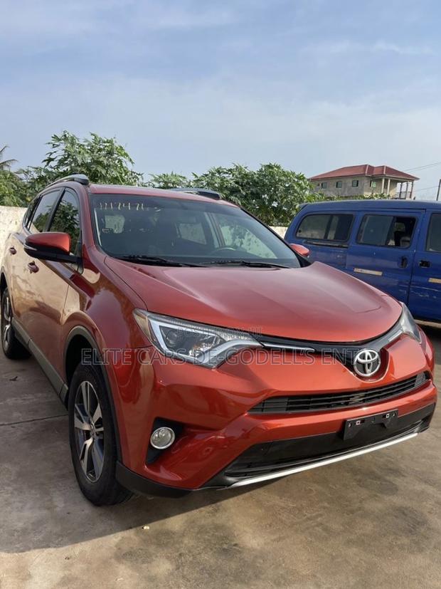 Toyota RAV4 XLE 4dr SUV (2.5L 4cyl 6A) 2018 Red photo 4