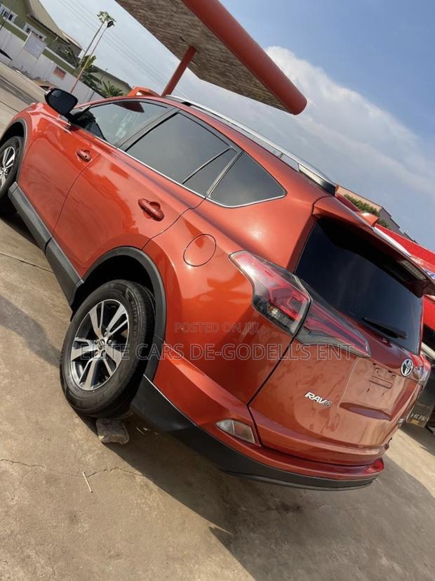 Toyota RAV4 XLE 4dr SUV (2.5L 4cyl 6A) 2018 Red photo 8