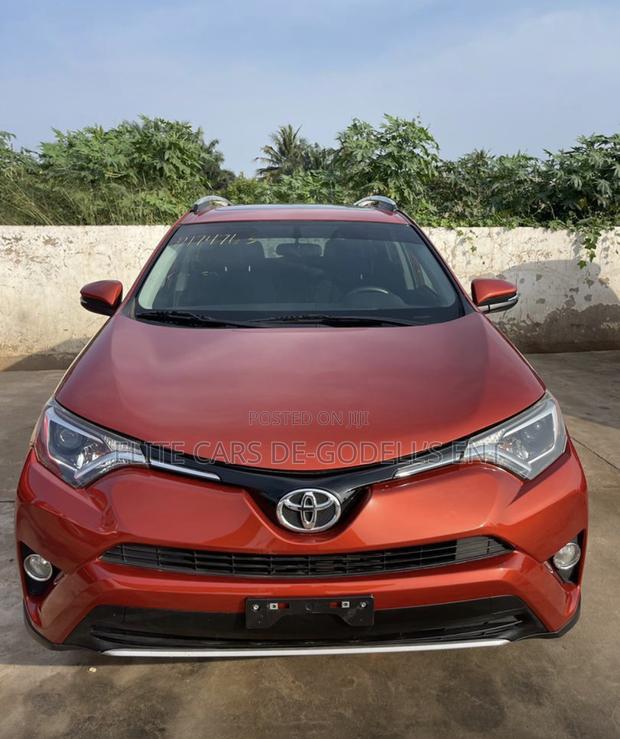 Toyota RAV4 XLE 4dr SUV (2.5L 4cyl 6A) 2018 Red