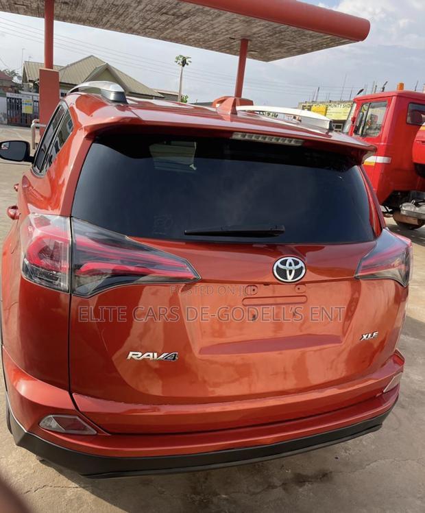 Toyota RAV4 XLE 4dr SUV (2.5L 4cyl 6A) 2018 Red photo 3