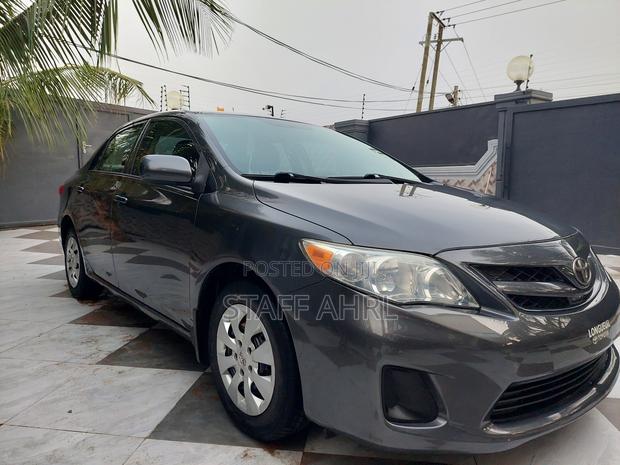 Toyota Corolla LE 4dr Sedan (1.8L 4cyl 4A) 2012 Gray photo 3