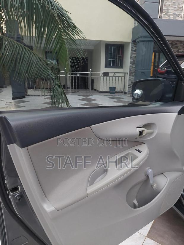 Toyota Corolla LE 4dr Sedan (1.8L 4cyl 4A) 2012 Gray photo 2