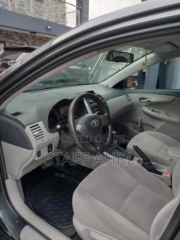 Toyota Corolla LE 4dr Sedan (1.8L 4cyl 4A) 2012 Gray photo 4