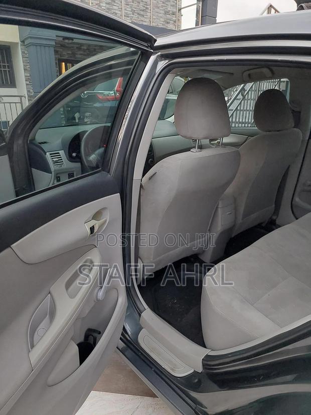 Toyota Corolla LE 4dr Sedan (1.8L 4cyl 4A) 2012 Gray photo 9