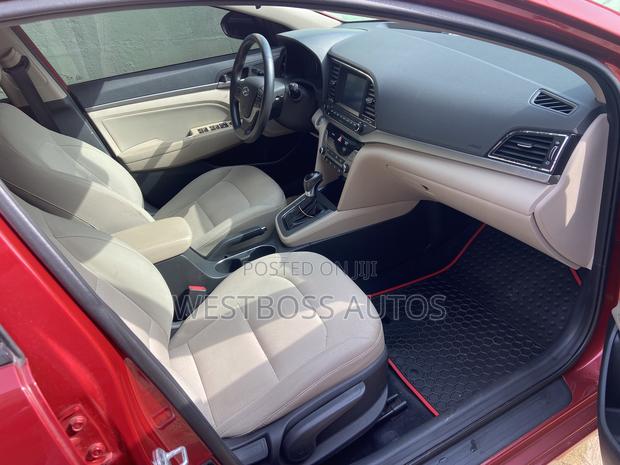 Hyundai Elantra Limited Sedan FWD (2.0L 4cyl 6A) 2017 Red photo 3