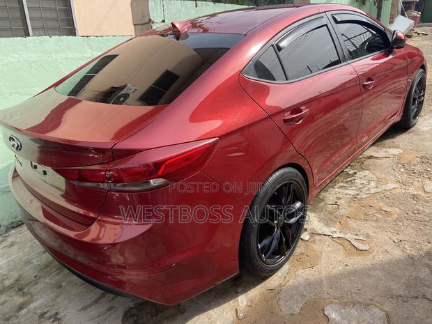 Hyundai Elantra Limited Sedan FWD (2.0L 4cyl 6A) 2017 Red photo 4
