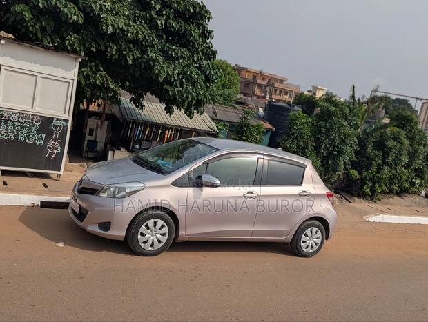 Toyota Vitz 1.3 FWD 5dr 2013 Gold