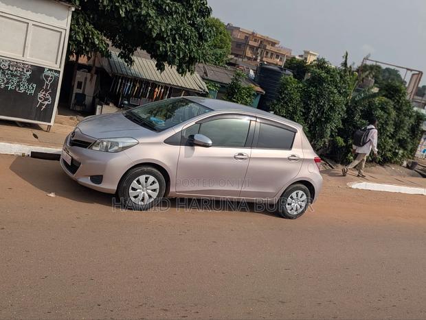 Toyota Vitz 1.3 FWD 5dr 2013 Gold