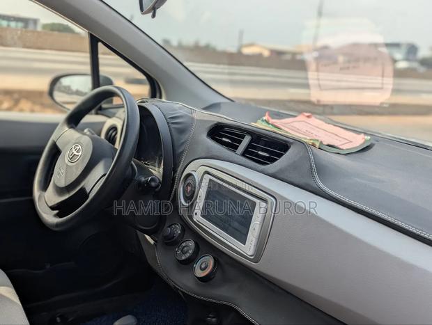 Toyota Vitz 1.3 FWD 5dr 2013 Gold