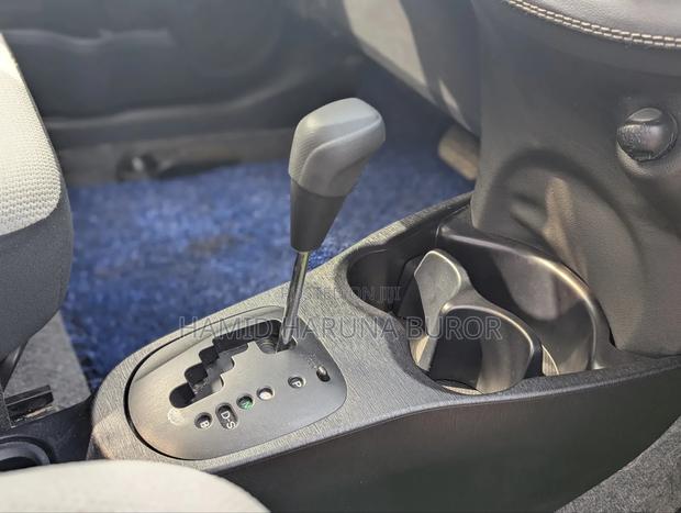 Toyota Vitz 1.3 FWD 5dr 2013 Gold