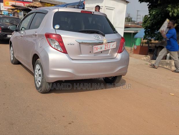 Toyota Vitz 1.3 FWD 5dr 2013 Gold