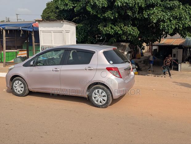 Toyota Vitz 1.3 FWD 5dr 2013 Gold