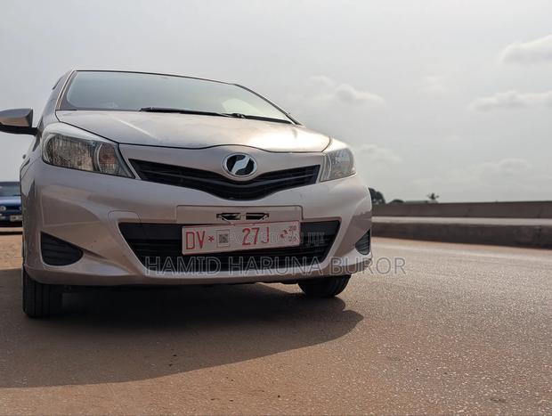 Toyota Vitz 1.3 FWD 5dr 2013 Gold