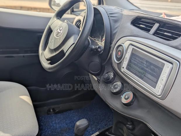 Toyota Vitz 1.3 FWD 5dr 2013 Gold