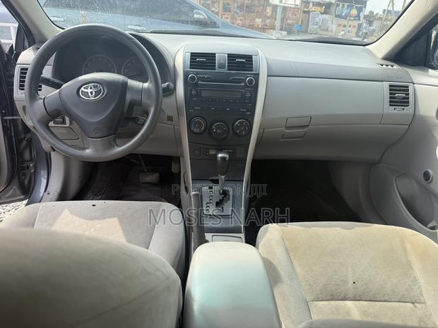 Toyota Corolla Base 4dr Sedan (1.8L 4cyl 5M) 2010 Gray