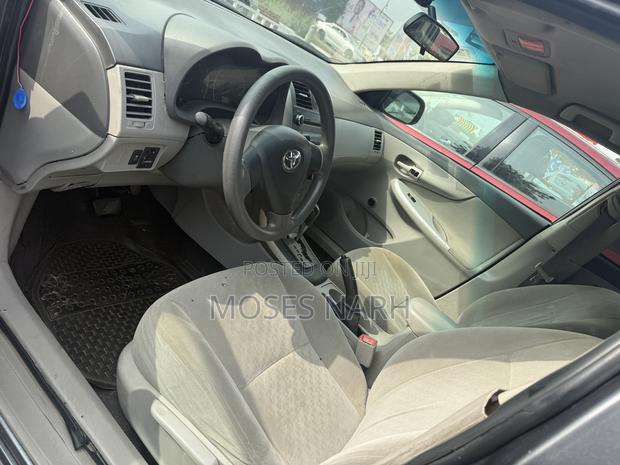 Toyota Corolla Base 4dr Sedan (1.8L 4cyl 5M) 2010 Gray