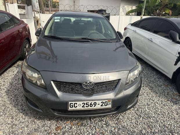 Toyota Corolla Base 4dr Sedan (1.8L 4cyl 5M) 2010 Gray