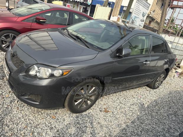 Toyota Corolla Base 4dr Sedan (1.8L 4cyl 5M) 2010 Gray