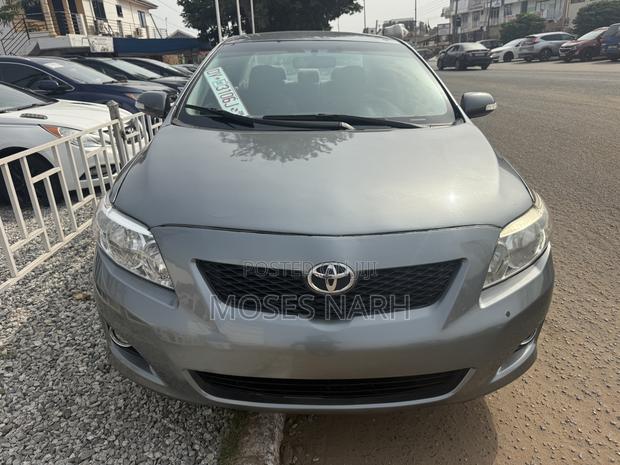 Toyota Corolla Base 4dr Sedan (1.8L 4cyl 5M) 2010 Gray