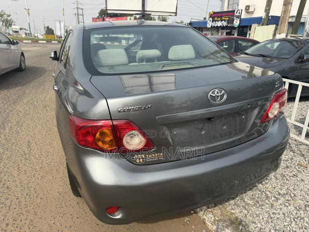Toyota Corolla Base 4dr Sedan (1.8L 4cyl 5M) 2010 Gray