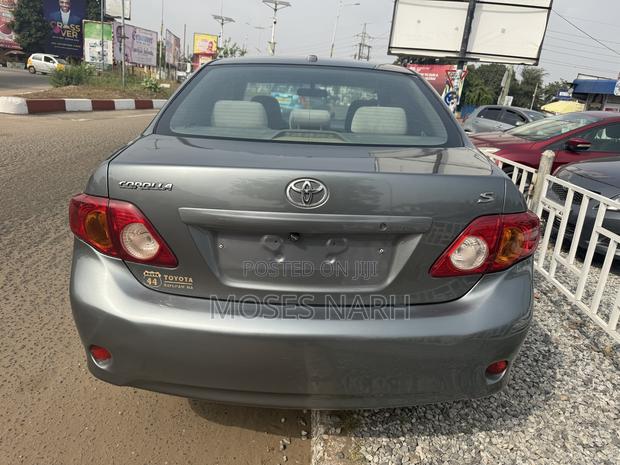 Toyota Corolla Base 4dr Sedan (1.8L 4cyl 5M) 2010 Gray