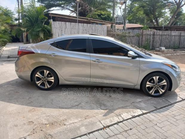Hyundai Elantra Limited 4dr Sedan (1.8L 4cyl 6A) 2014 Silver photo 4