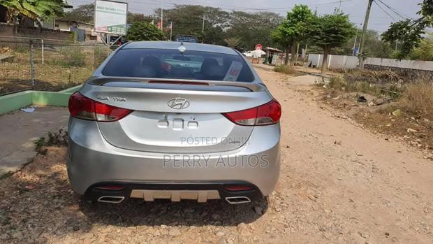 Hyundai Elantra Limited 4dr Sedan (1.8L 4cyl 6A) 2014 Silver photo 5