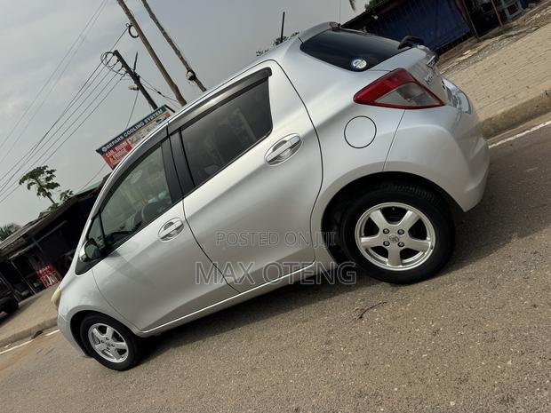 Toyota Vitz 1.0 FWD 3dr 2013 Silver photo 2