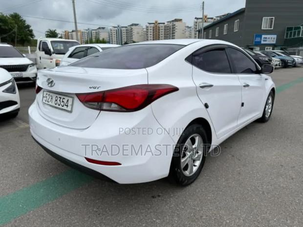 Hyundai Avante 2015 White photo 15