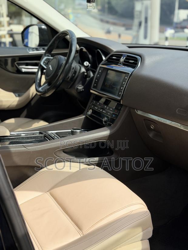 Jaguar F-Pace 2018 Black photo 2