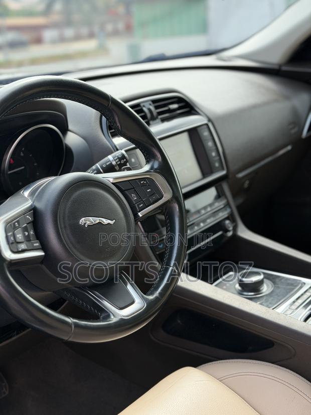 Jaguar F-Pace 2018 Black photo 4