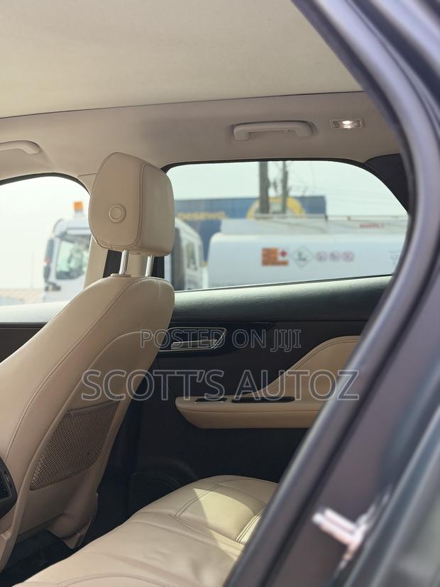 Jaguar F-Pace 2018 Black photo 5