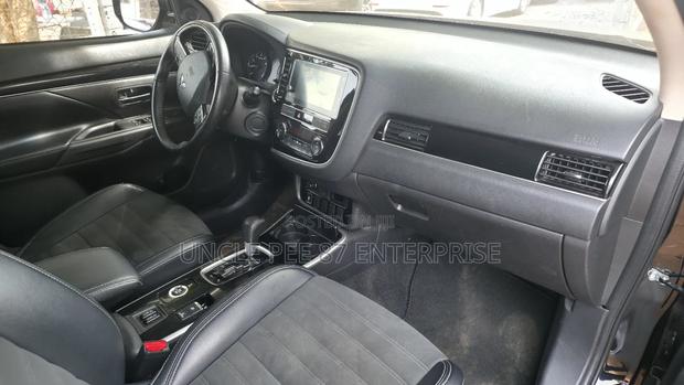 Mitsubishi Outlander 2.4 PHEV AWD 2019 Black photo 4