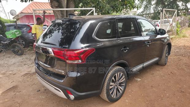 Mitsubishi Outlander 2.4 PHEV AWD 2019 Black photo 10