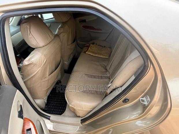 Toyota Corolla XLE 4dr Sedan (1.8L 4cyl 4A) 2010 Gold photo 6