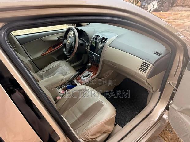 Toyota Corolla XLE 4dr Sedan (1.8L 4cyl 4A) 2010 Gold photo 7