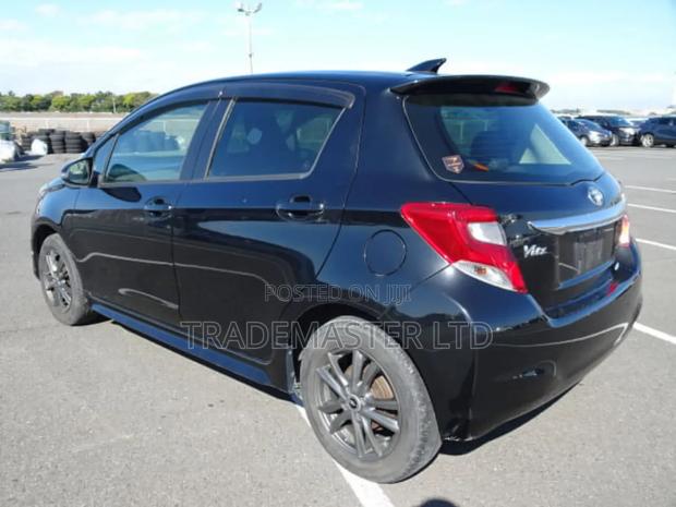 Toyota Vitz 1.3 AWD 5dr 2015 Blue photo 2