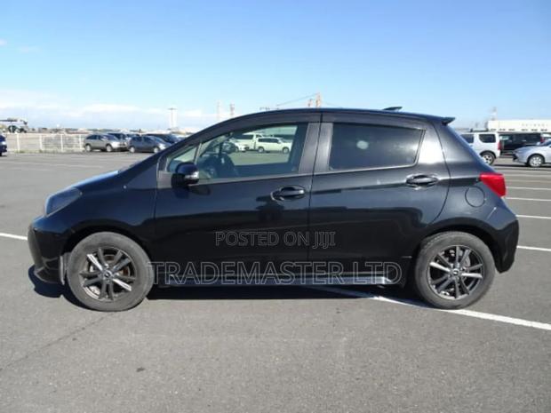 Toyota Vitz 1.3 AWD 5dr 2015 Blue photo 5