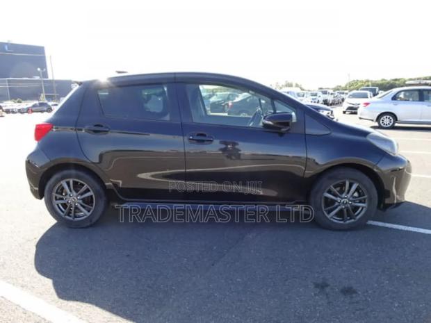 Toyota Vitz 1.3 AWD 5dr 2015 Blue photo 6
