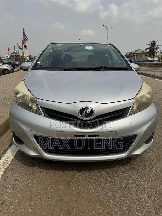 Toyota Vitz 1.0 FWD 3dr 2013 Silver photo 3
